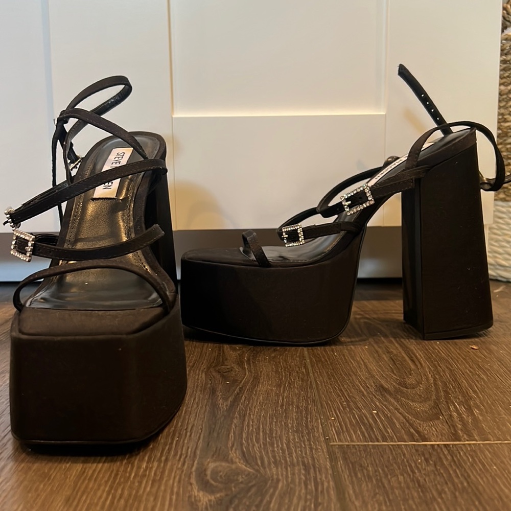 BRAND NEW, never worn. Black platform Steve Madden heel